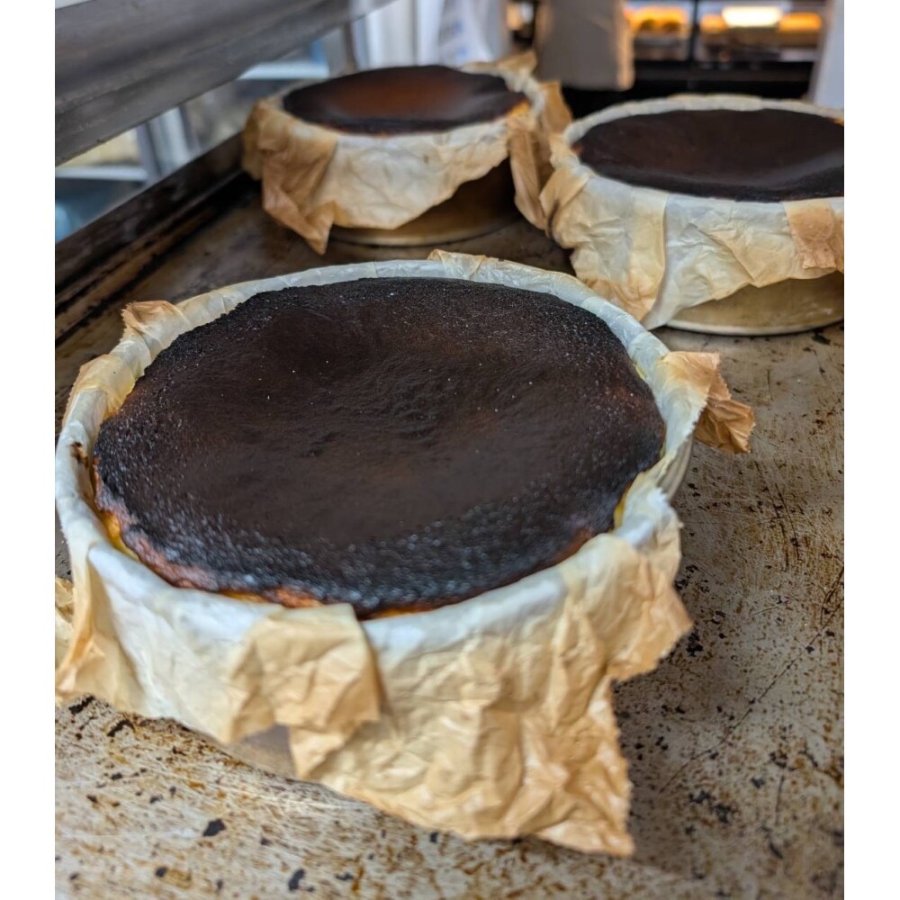 【こだわり冷凍グルメ どこでもシェフ】濃厚バスクチーズケーキ(6個からのお届けです)