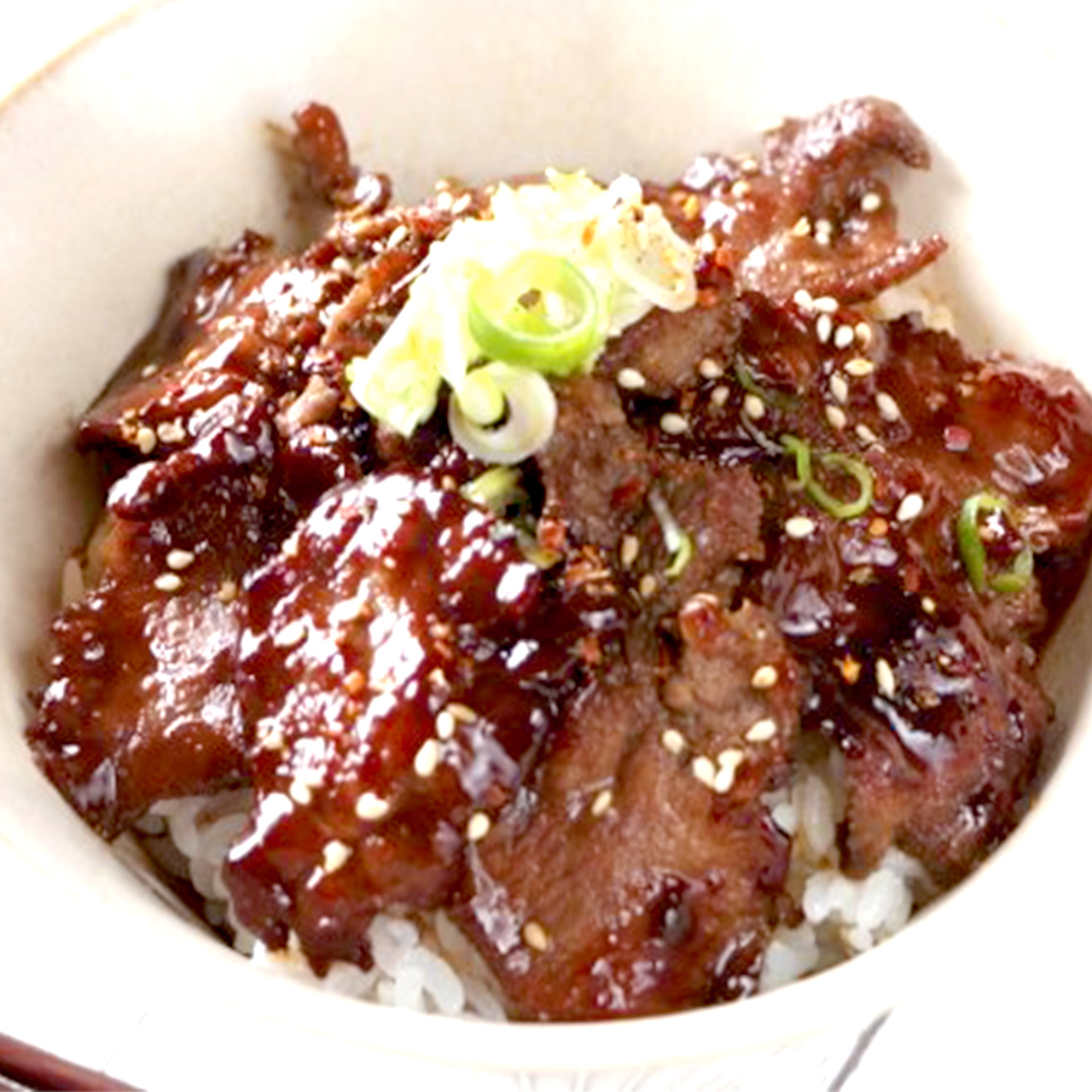 【 どこでもシェフグルメ】 焼肉屋の網焼き牛たん丼（たれ味）